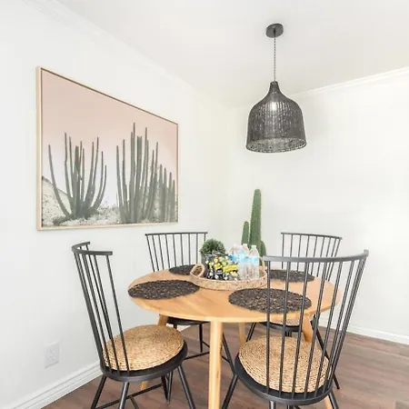 Luxe, 2Br Old Town Condo Wpatio, Pool, & Parking